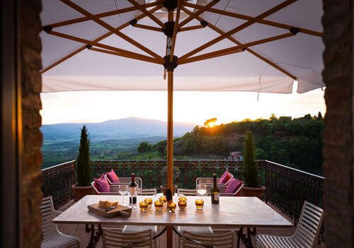 Luxurious & romantic Residence, designer interiors, heated pool & hot tub, views