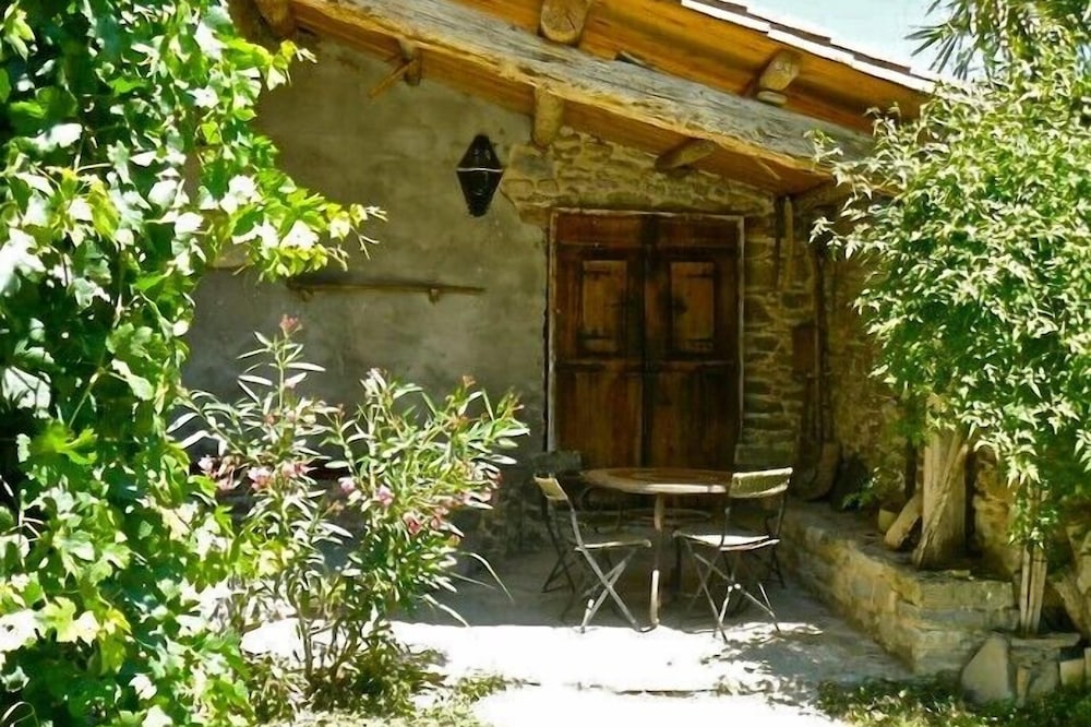 Old building, art and charm, at the foot of the Pyrenees, Ainsa (HU-21-004)