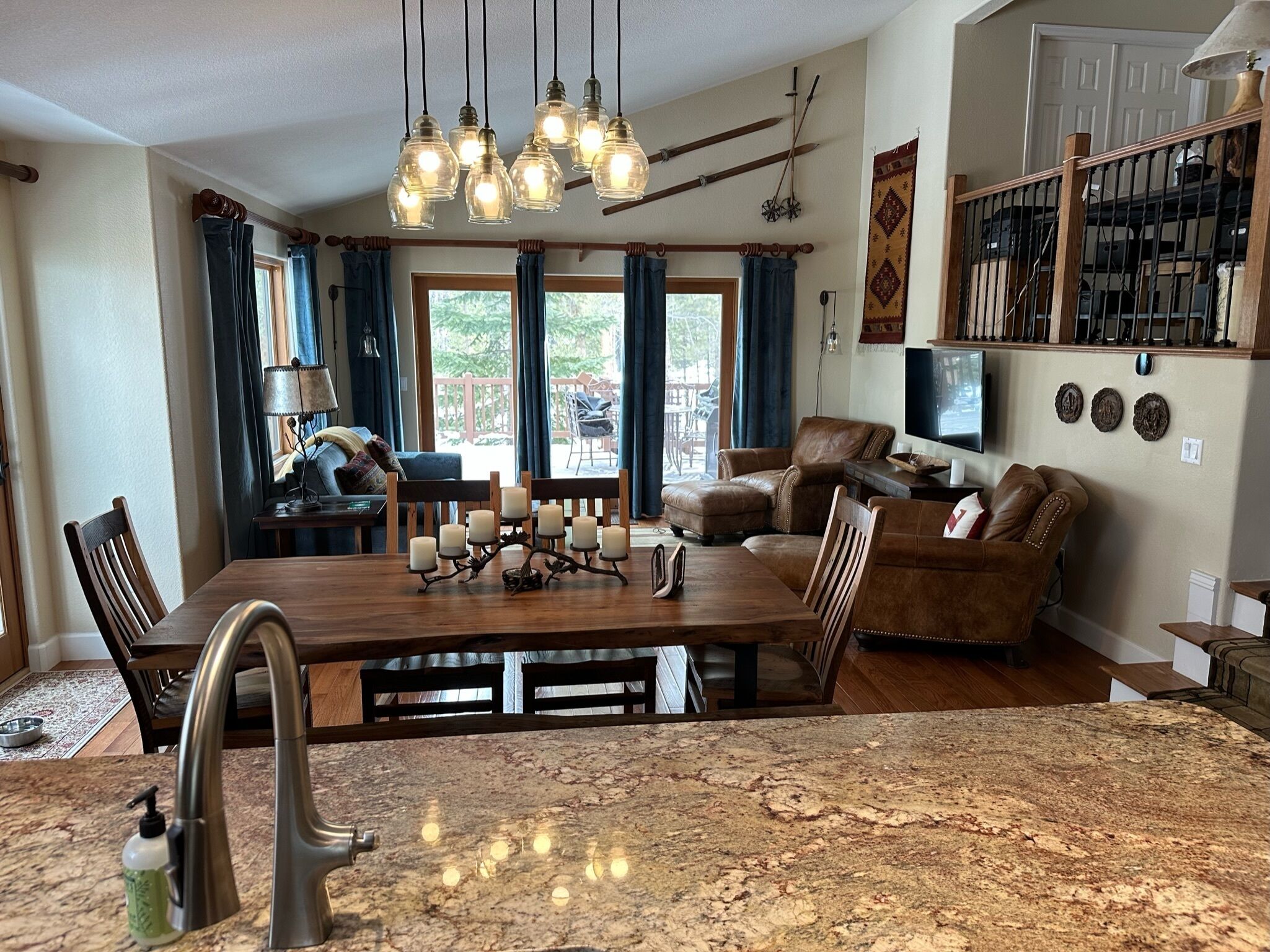 3br/3ba On Peak 8! Walk Or Shuttle to Slopes/Ski home weather permitting
