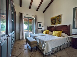 5 bedrooms, in-room safe, desk, iron/ironing board