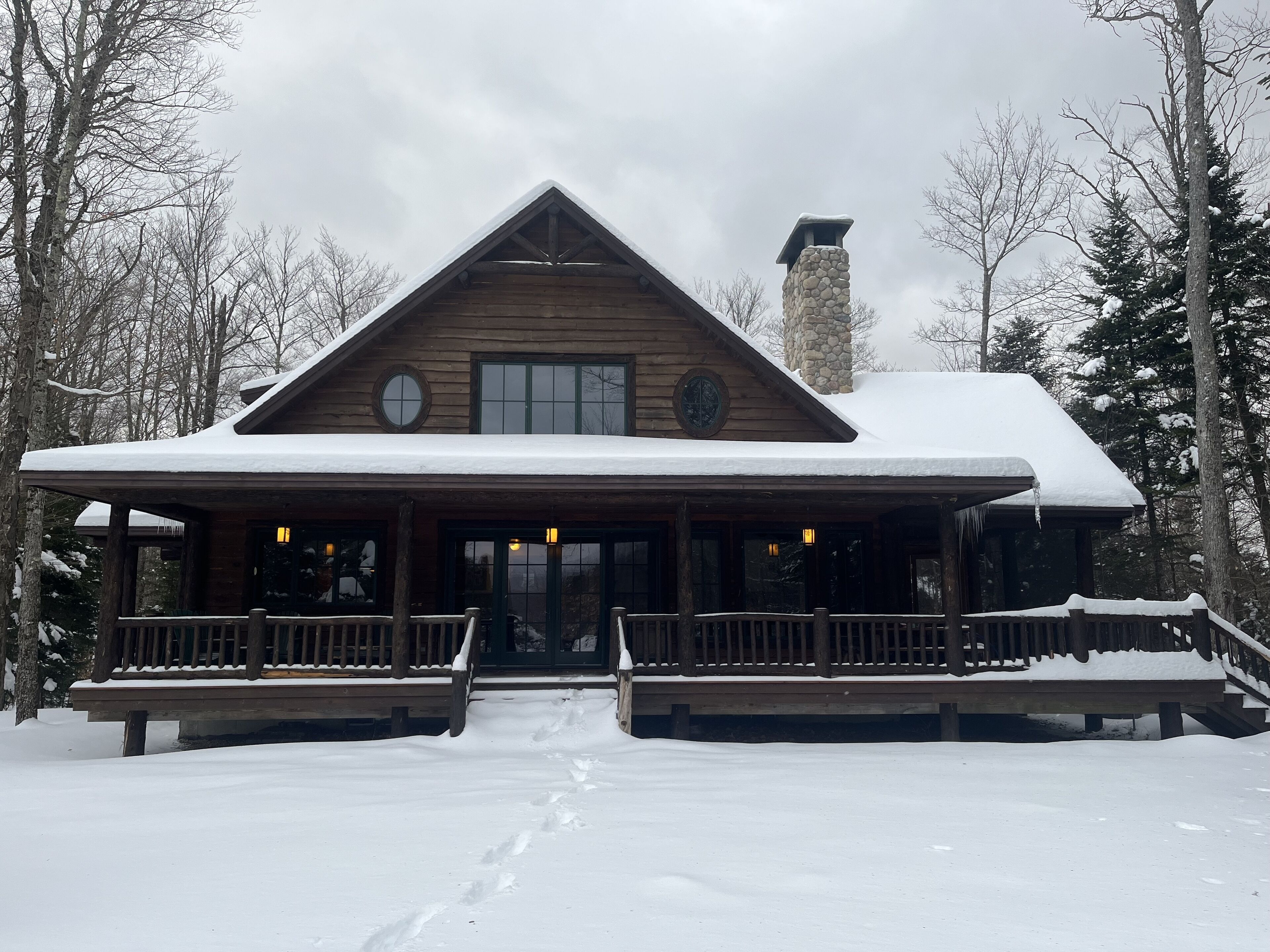 Adirondack Luxury Lodge beautifully furnished open floor plan sleeps 12.