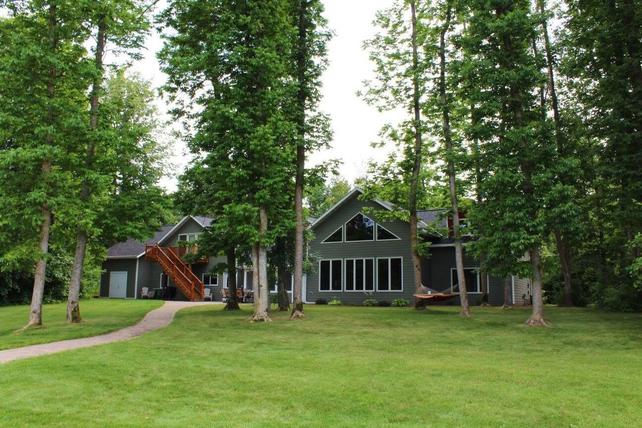Large Lakehome on Secluded Howard Lake Ideal for Multi Familys