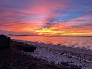 On the beach, sun-loungers, beach towels - Hamptons Waterfront Beach Home With Dock (Southampton)