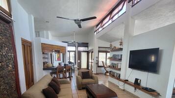 TV connectée, lecteur de DVD, livres, médiathÚque