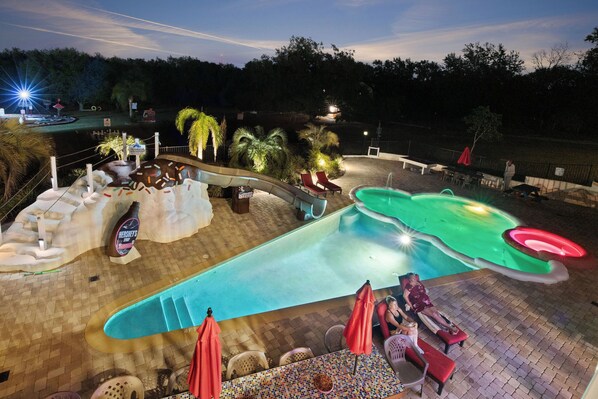 Een buitenzwembad en een verwarmd zwembad