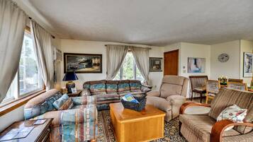 Platt-tv, dvd-spelare, böcker och ett filmbibliotek