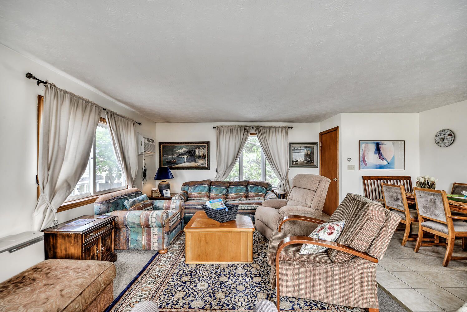 平面電視、DVD 播放機、書籍、影像庫