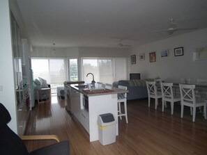 ثلاجة، ميكروويف، فرن، موقد طهي مسطح