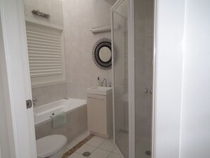 Shower - Absolute Beachfront at Diamond Beach, Luxurious Ocean Views as You Entertain. (Diamond Beach)