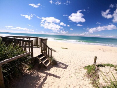 Absolute Beachfront at Diamond Beach, Luxurious Ocean Views as You Entertain.