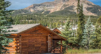 True Montana Tunne! Suuri veranta kerätä, upeat näkymät, & Wooded Setting.