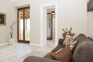 Smart TV, fireplace, books, music library