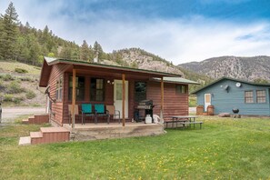 Outdoor dining - Cool Waters Cabin - Ox Yoke #7 - Updated Cabin Along the Lake Fork of the Gunnison (Lake City)
