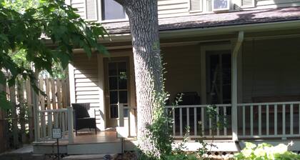 Fabulous LOCATION quiet setting steps to Pearl