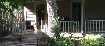 Fabulous LOCATION quiet setting steps to Pearl