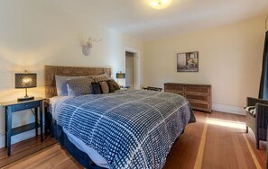 1 bedroom, iron/ironing board, WiFi, bed sheets - Fabulous LOCATION quiet setting steps to Pearl
 (Boulder)
