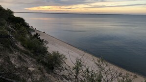A beach with a sandy shore and sparse vegetation. - 5BR, 5BA on cul-de-sac, Big Pool,  jacuzzi, gym,  beautiful bay beach (Hampton Bays)