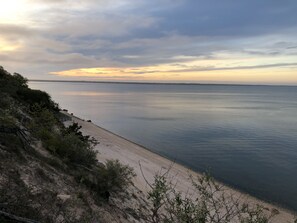 Una spiaggia nelle vicinanze, lettini da mare, teli da spiaggia