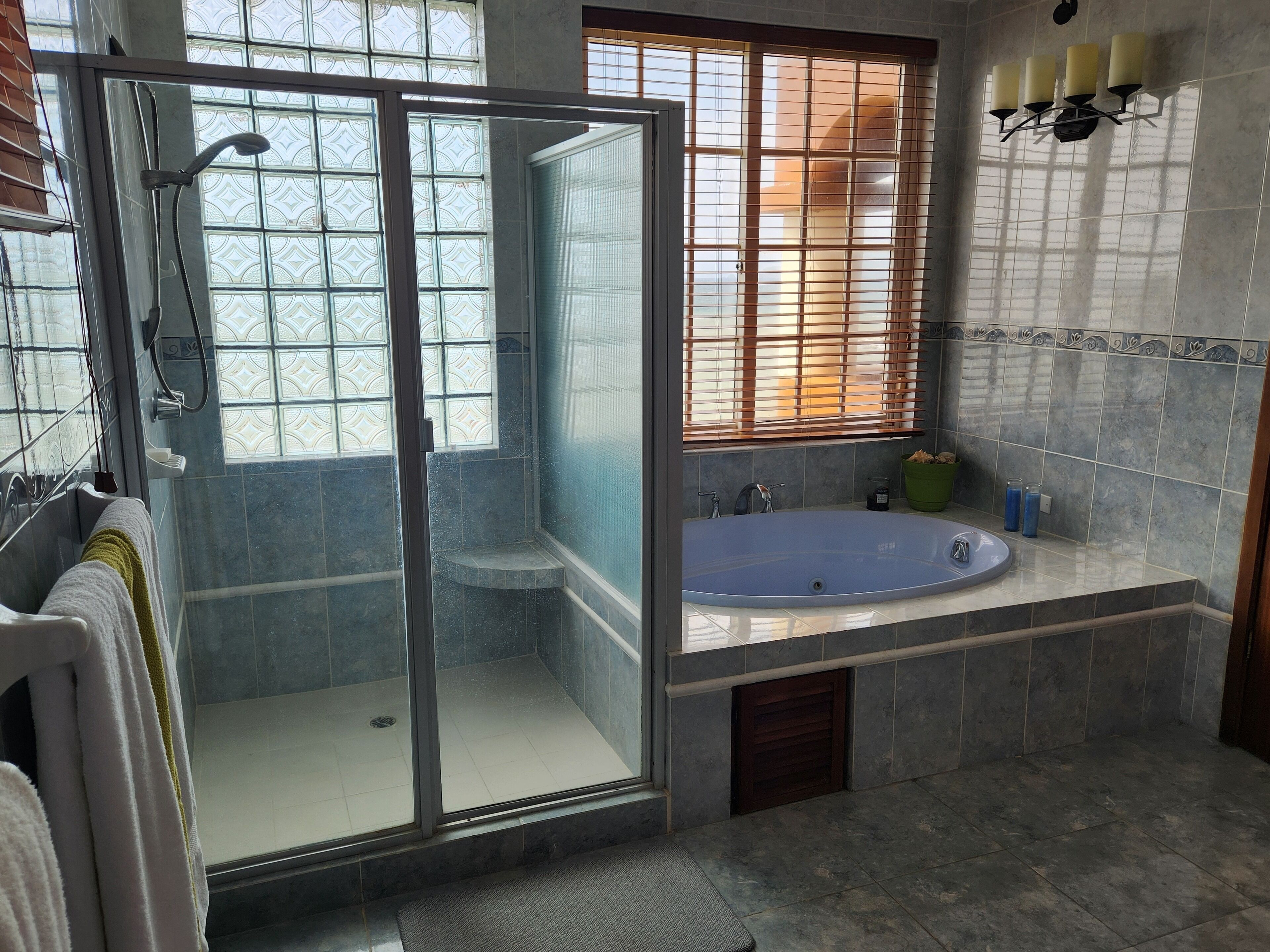 Douche, baignoire à jets, serviettes fournies, savon