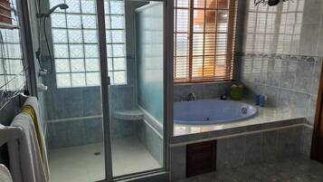 Douche, baignoire Ă jets, serviettes fournies, savon