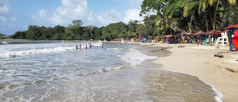 Sur la plage, chaise longue