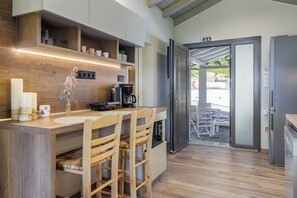 Kjøleskap, mikrobølgeovn, ovn og kokeplater