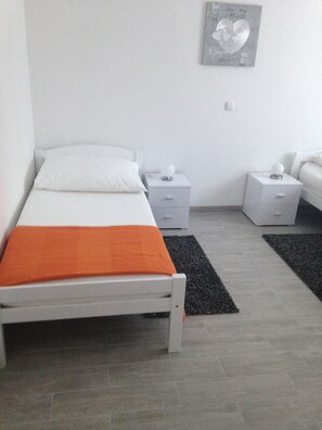 2 bedrooms, iron/ironing board, bed sheets