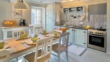 Coffee/tea maker, fridge, oven, stovetop