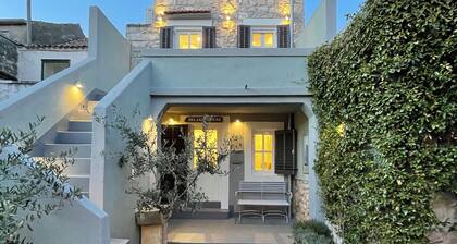 Histórica casa de piedra totalmente renovada con jardín, patio y mucho espacio.