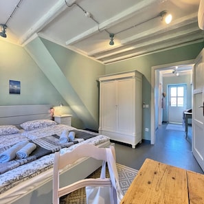 3 habitaciones, escritorio, tabla de planchar con plancha y wifi gratis 