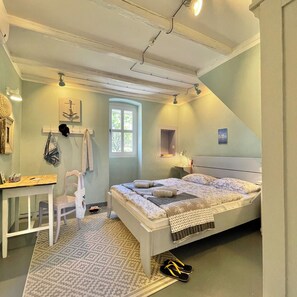 3 bedrooms, desk, iron/ironing board, free WiFi