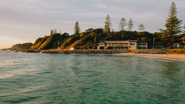 Un hotel moderno situato su una scogliera con vista sul mare.