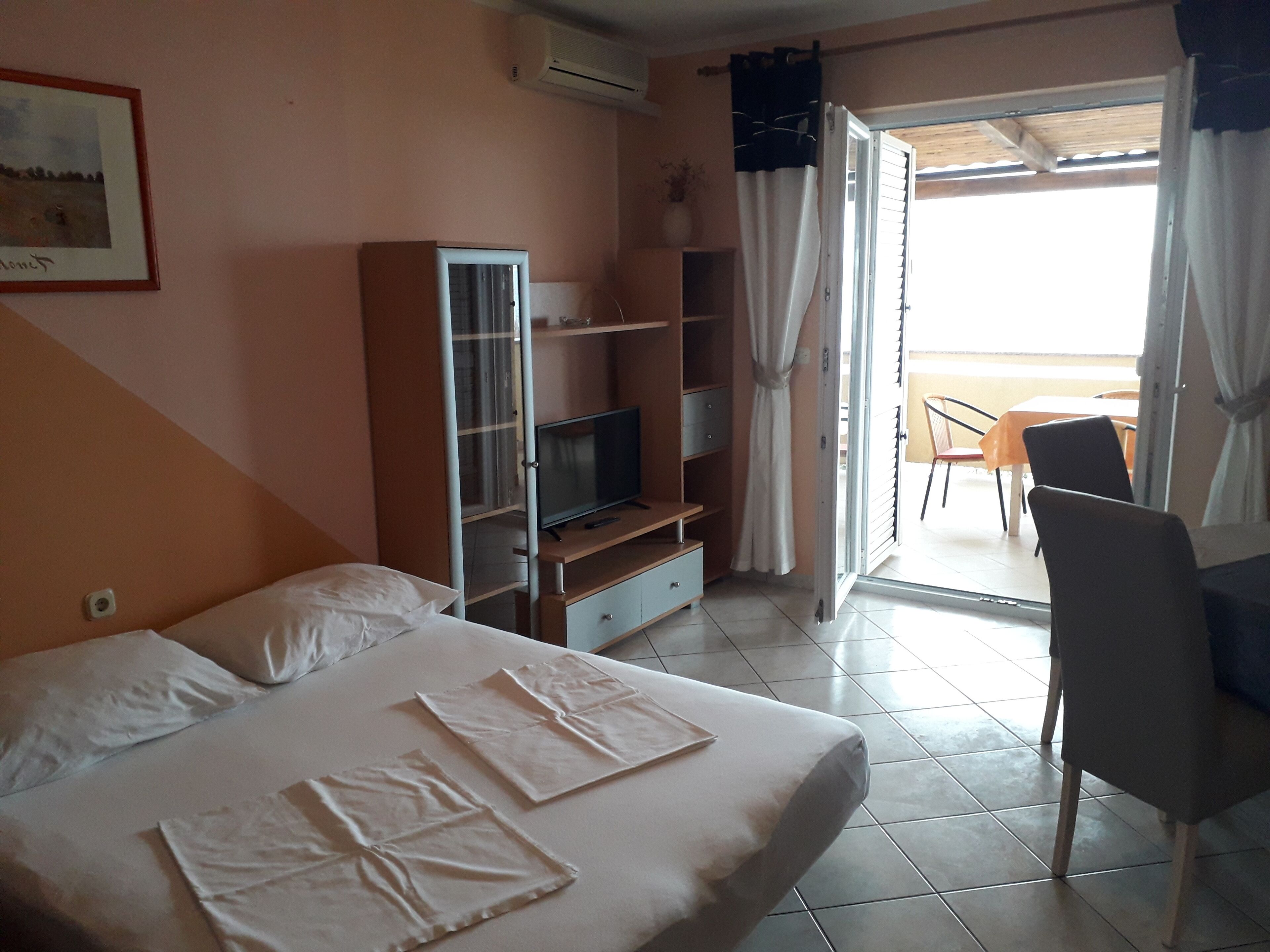 Directly on the sea - Apartments Vivien in Kustici
