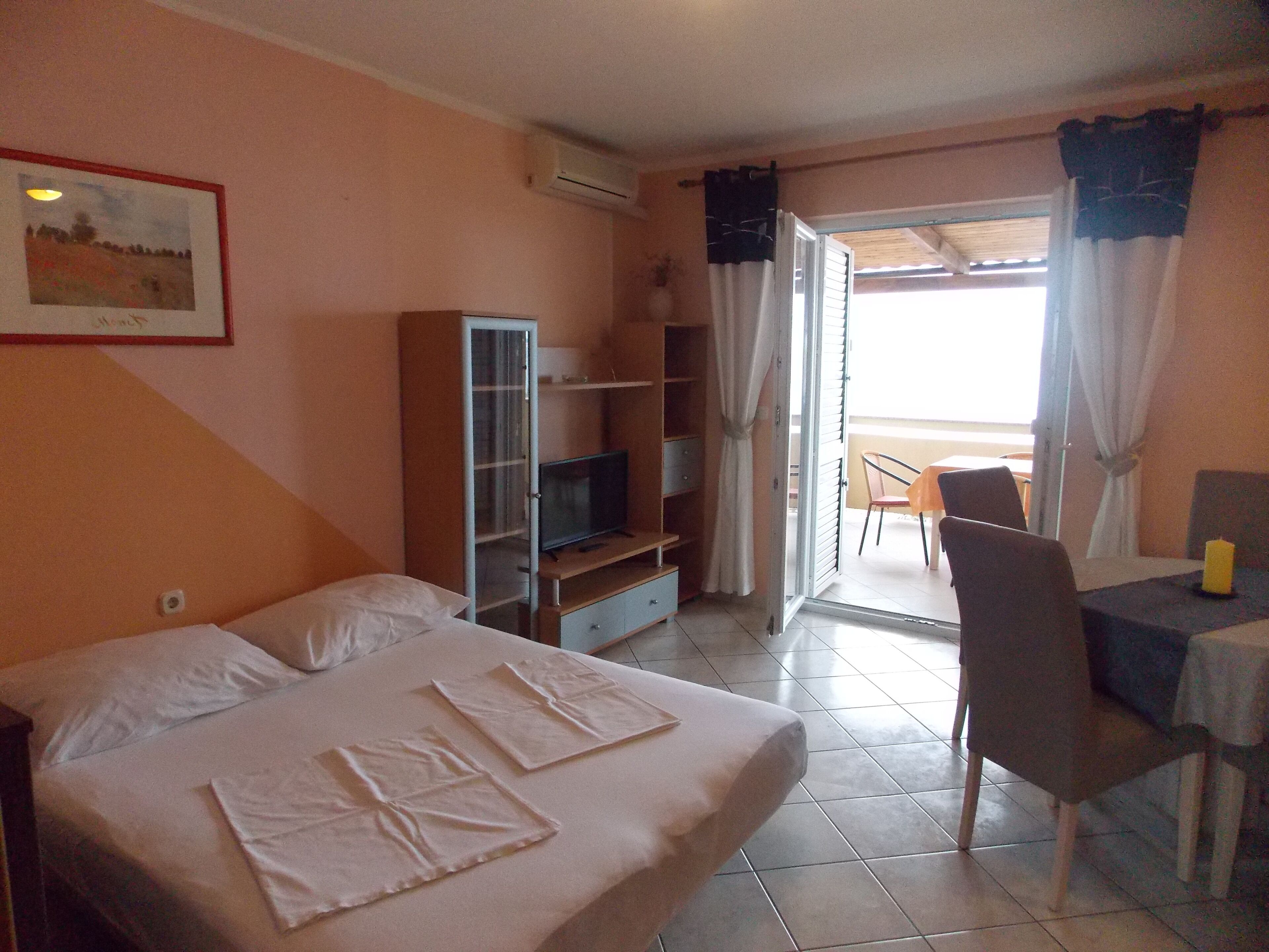 Directly on the sea - Apartments Vivien in Kustici