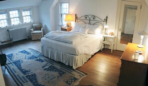 5 bedrooms, iron/ironing board, WiFi, bed sheets