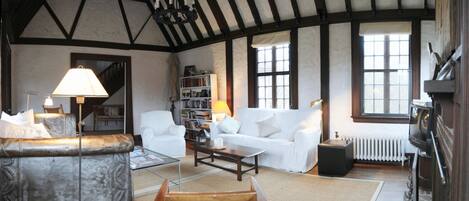 TV, peis, DVD-spiller og bøker