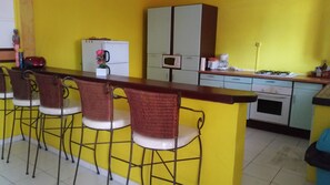 Fridge, microwave, oven, coffee/tea maker - Residence Les 2 Moulins with private pools / jacuzzis and 3 minutes from the beach (Le MOULE)