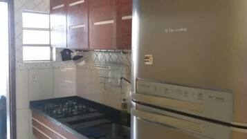 Geladeira, cooktop, cafeteira/chaleira, liquidificador