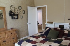 3 bedrooms, desk, iron/ironing board, free WiFi