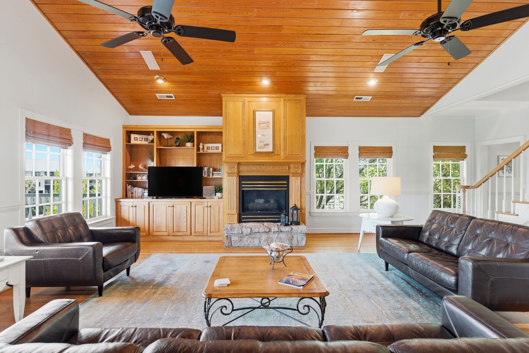 Smart TV, fireplace, books, stereo