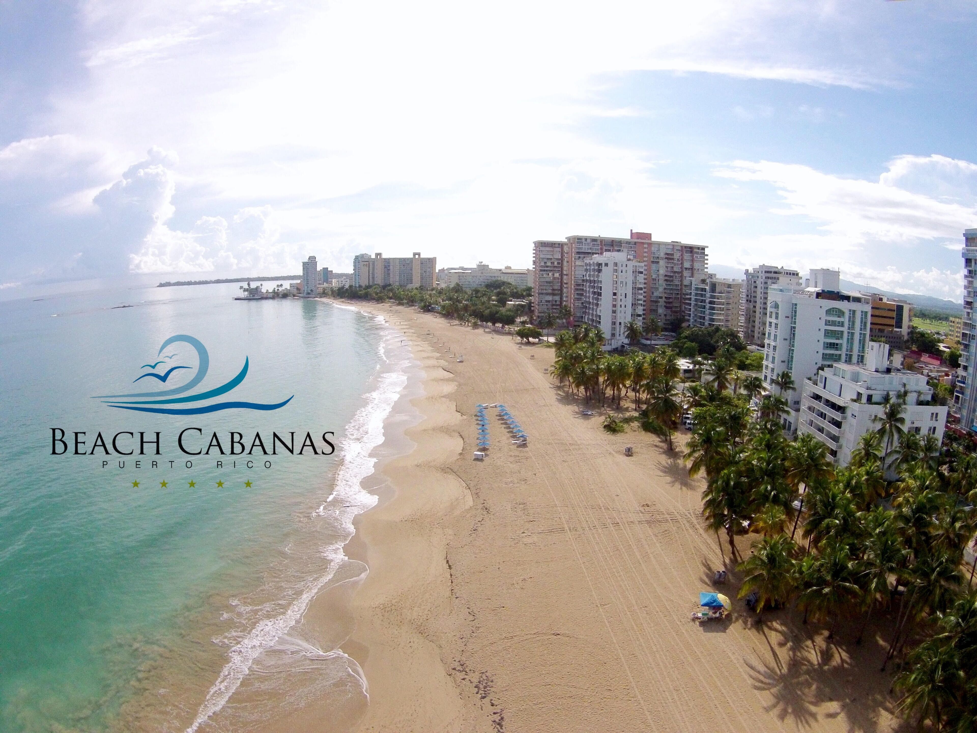 Una spiaggia con il logo di Beach Cabanas a Porto Rico.