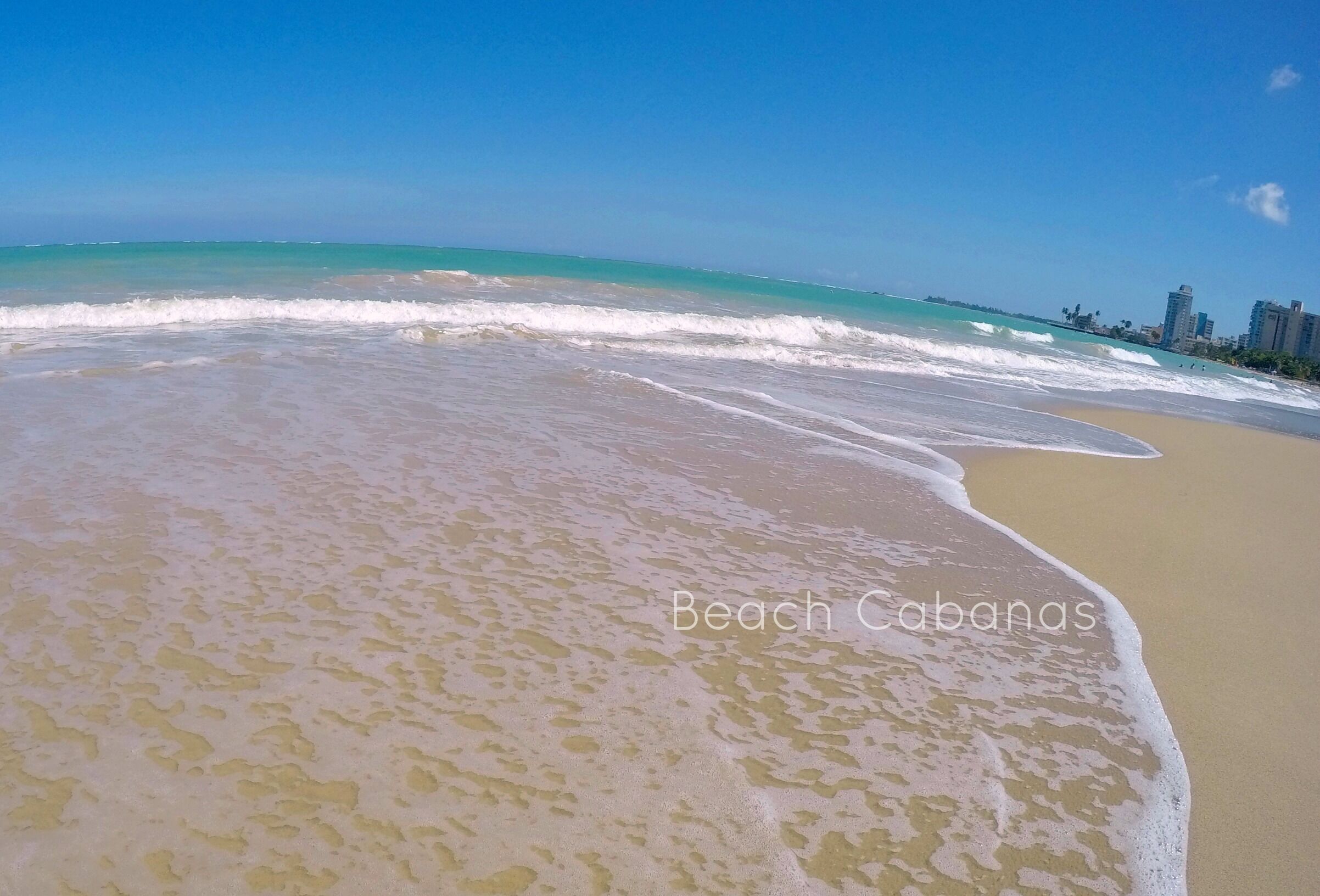 Ein Strand mit klarem türkisblauem Wasser und einem Sandstrand.