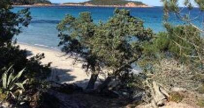 Drei-Zimmer-Wohnung mit Garten mit Blick auf das Meer.