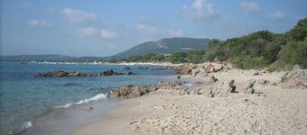 Three-room apartment with sea view, garden and parking space.