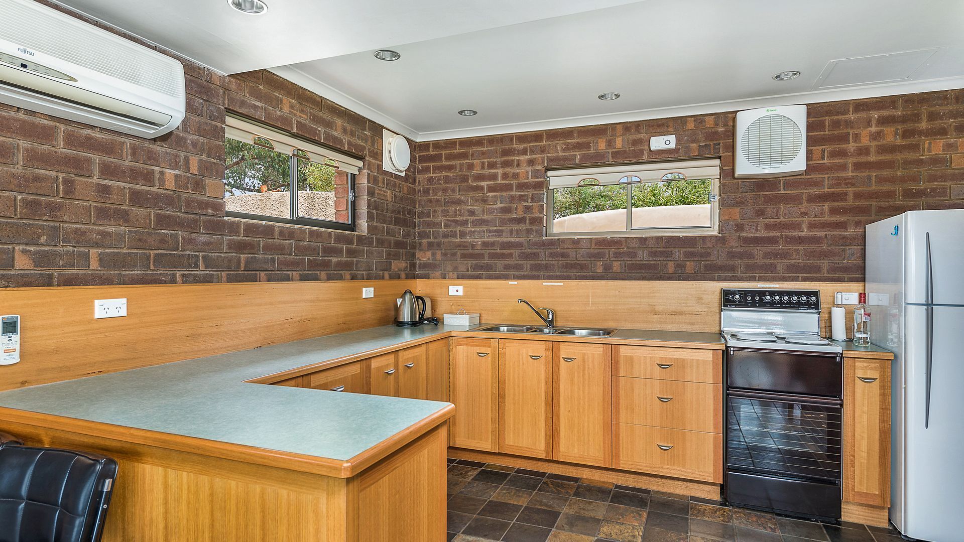 Bay Retreat Port Arthur - tranquil waterfront house — image 9