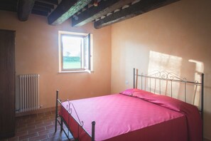 12 chambres, fer et planche à repasser, draps fournis