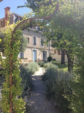 Property grounds - Villa Celine, a Bed & Breakfast with four bedrooms, garden and swimming pool (Saint-Laurent-De-La-Cabrerisse)