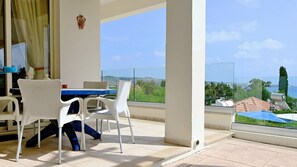 Outdoor dining - Villa Jasmin (Coral Bay)