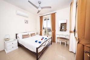2 bedrooms, iron/ironing board, travel crib, WiFi (free) - Villa Jasmin (Coral Bay)