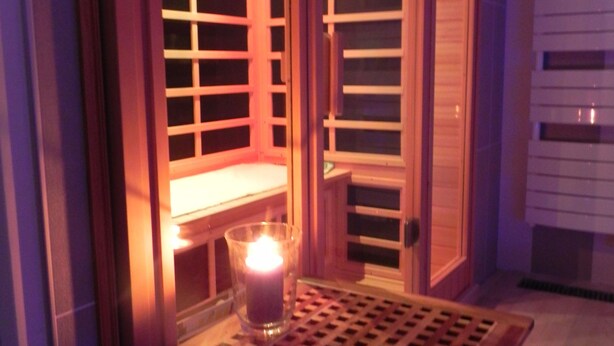 A room with a wooden bench, a glass candle holder, and a small table. - GITE NOLAN *** SPA/SAUNA, 20MN FROM PUY DU FOU, IDEAL WITH FAMILY OR FRIENDS (Saint-Mesmin)